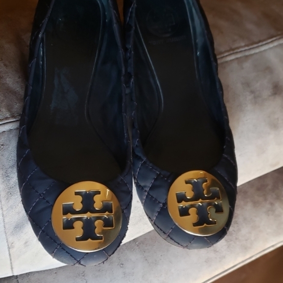 Tory Burch Quinn Black Quilted‎ Ballet Flats Shoes Gold Medallion - Picture 8 of 9